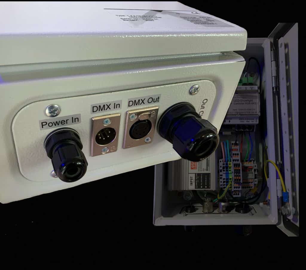 Metallgehäuse in dem Netzteile und Dimmer für eine Stufenbeleuchtung Stufenbeleuchtung untergebracht sind. Anschluss für Stecker eines DMX Signals.