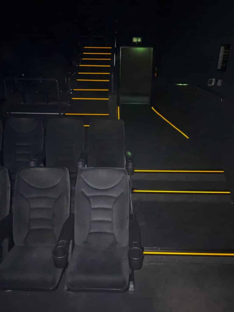 Kino mit beleuchteten Stufen