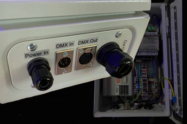 Metallgehäuse in dem Netzteile und Dimmer für eine Stufenbeleuchtung Stufenbeleuchtung untergebracht sind. Anschluss für Stecker eines DMX Signals.